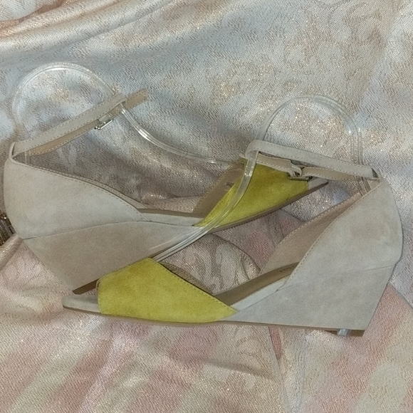 Julianne Hough Wedge Sandals NWT - Picture 2 of 8